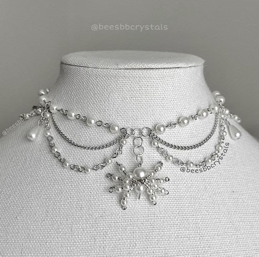 Collar blanco con araña