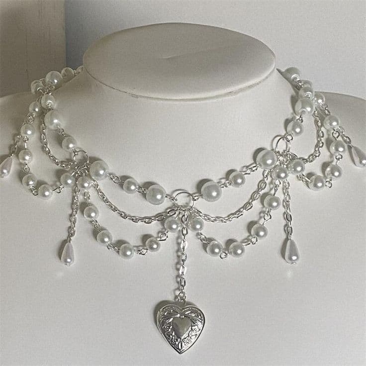 Collar blanco con detalles plateados 