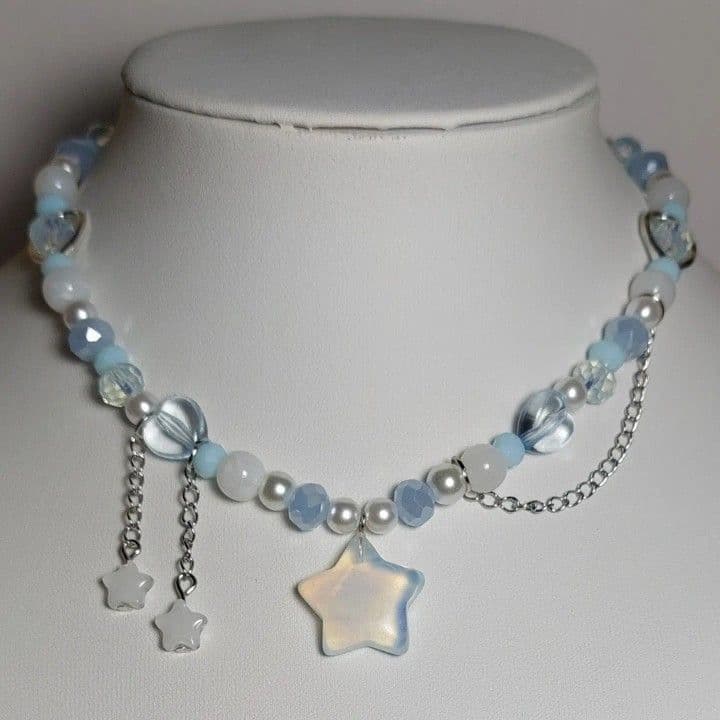 Collar blanco con celeste estilo coquette