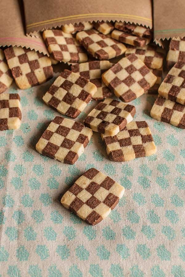 Galletas cuadradas de chocolate y vainilla